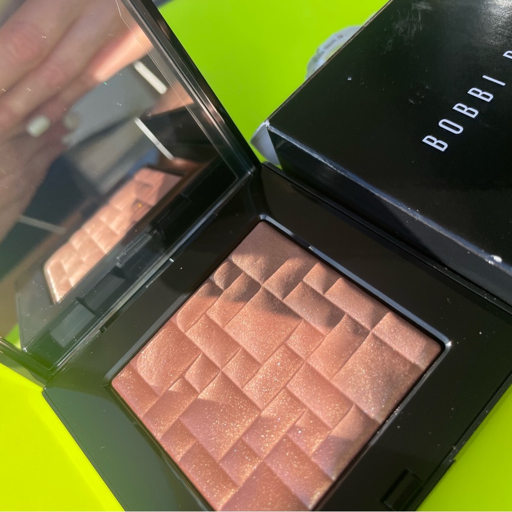Bobbi Brown highlighting powder